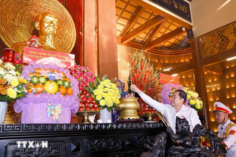 Chủ tịch Quốc hội Trần Thanh Mẫn tri ân các Anh hùng Liệt sĩ, Mẹ Việt Nam anh hùng tại TPHCM- Ảnh 1.