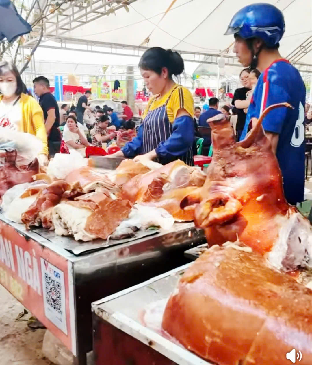 Hơn 300 con lợn quay vàng ruộm ở Hội chùa Bắc Nga- Ảnh 9.