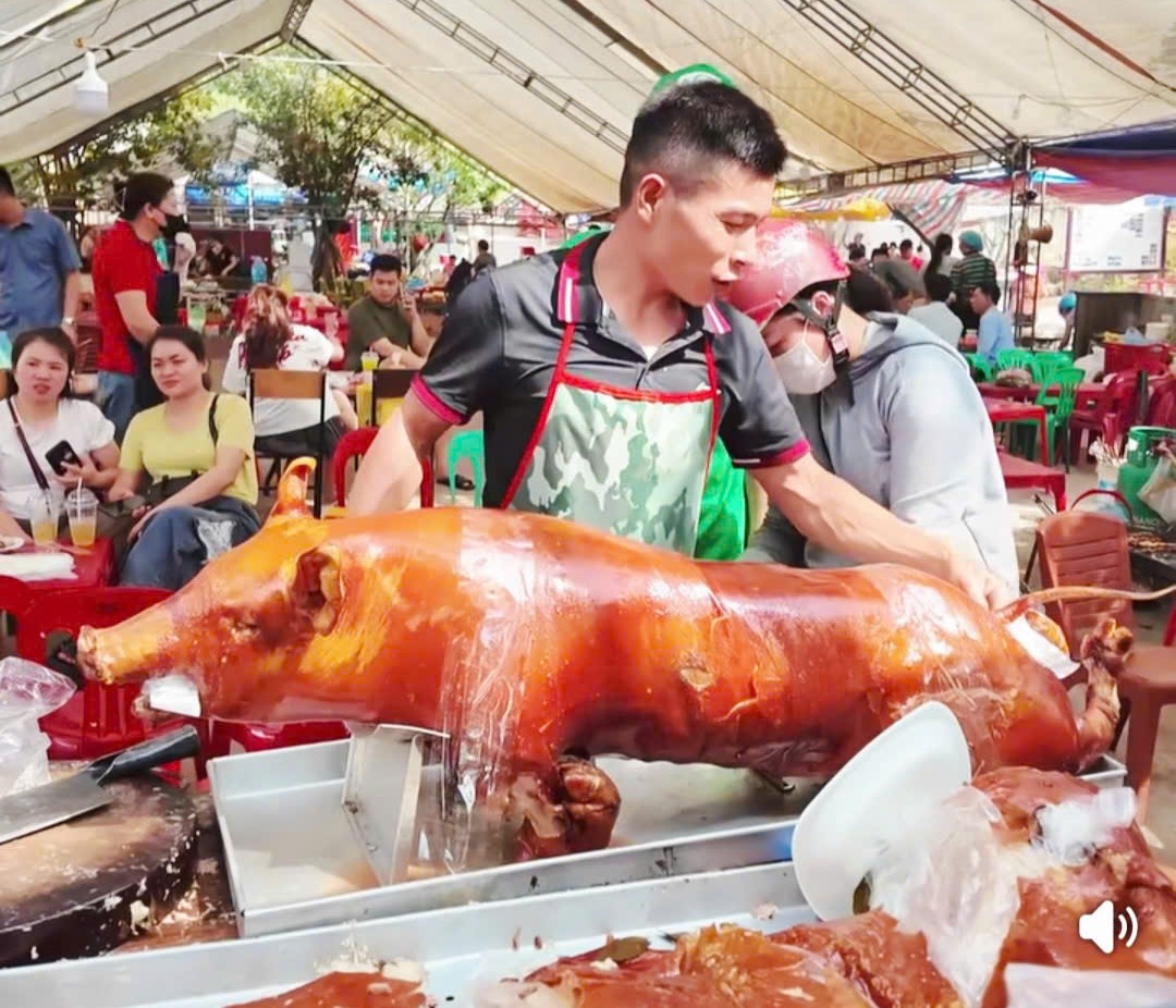 Hơn 300 con lợn quay vàng ruộm ở Hội chùa Bắc Nga- Ảnh 5.