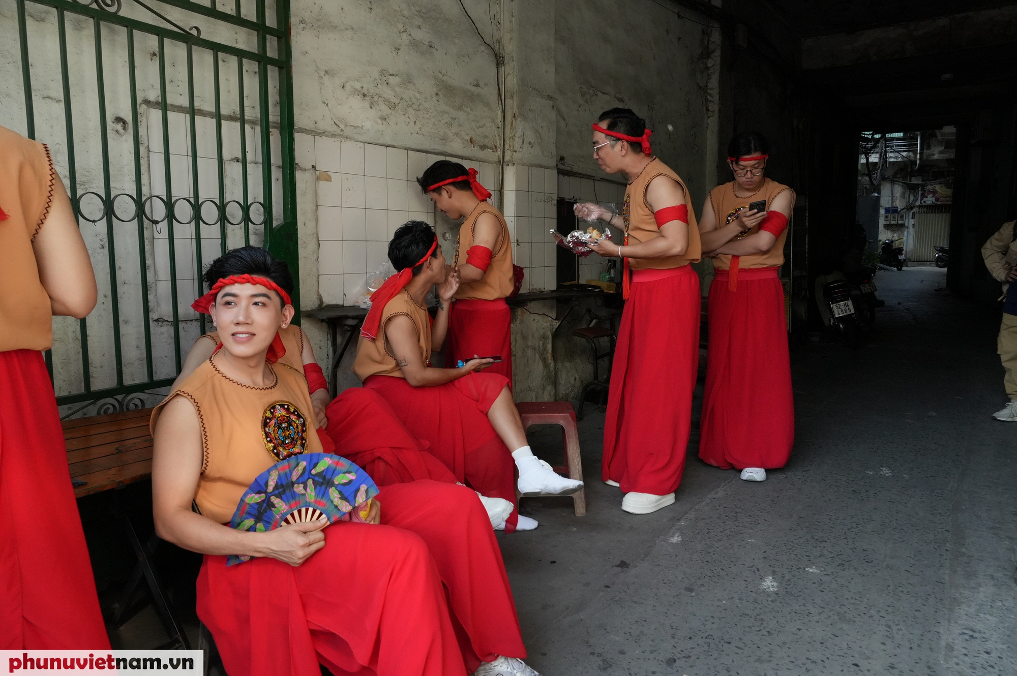 Các diễn viên ngồi trú nắng tại con hẻm  cổ kính tại khu phố cổ người Hoa