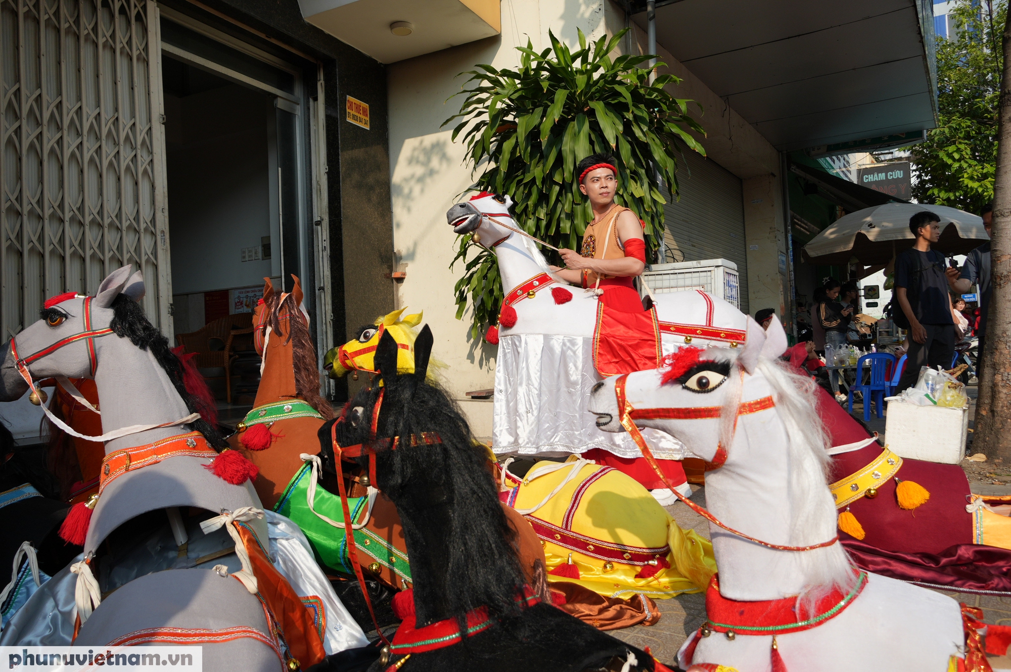 Tết Nguyên Tiêu năm Bính Ngọ có thêm đàn ngựa sẵn sàng xuất phát trong đám rước