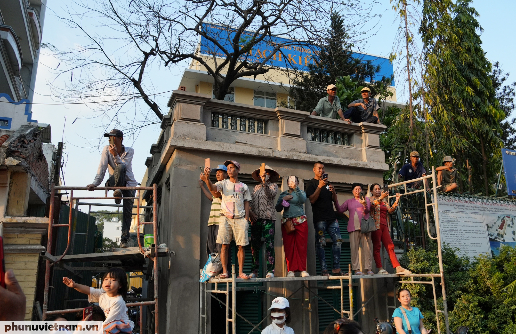 Những người thợ hồ tại một công trình xây dựng hòa vào không khí tưng bừng của lễ hội