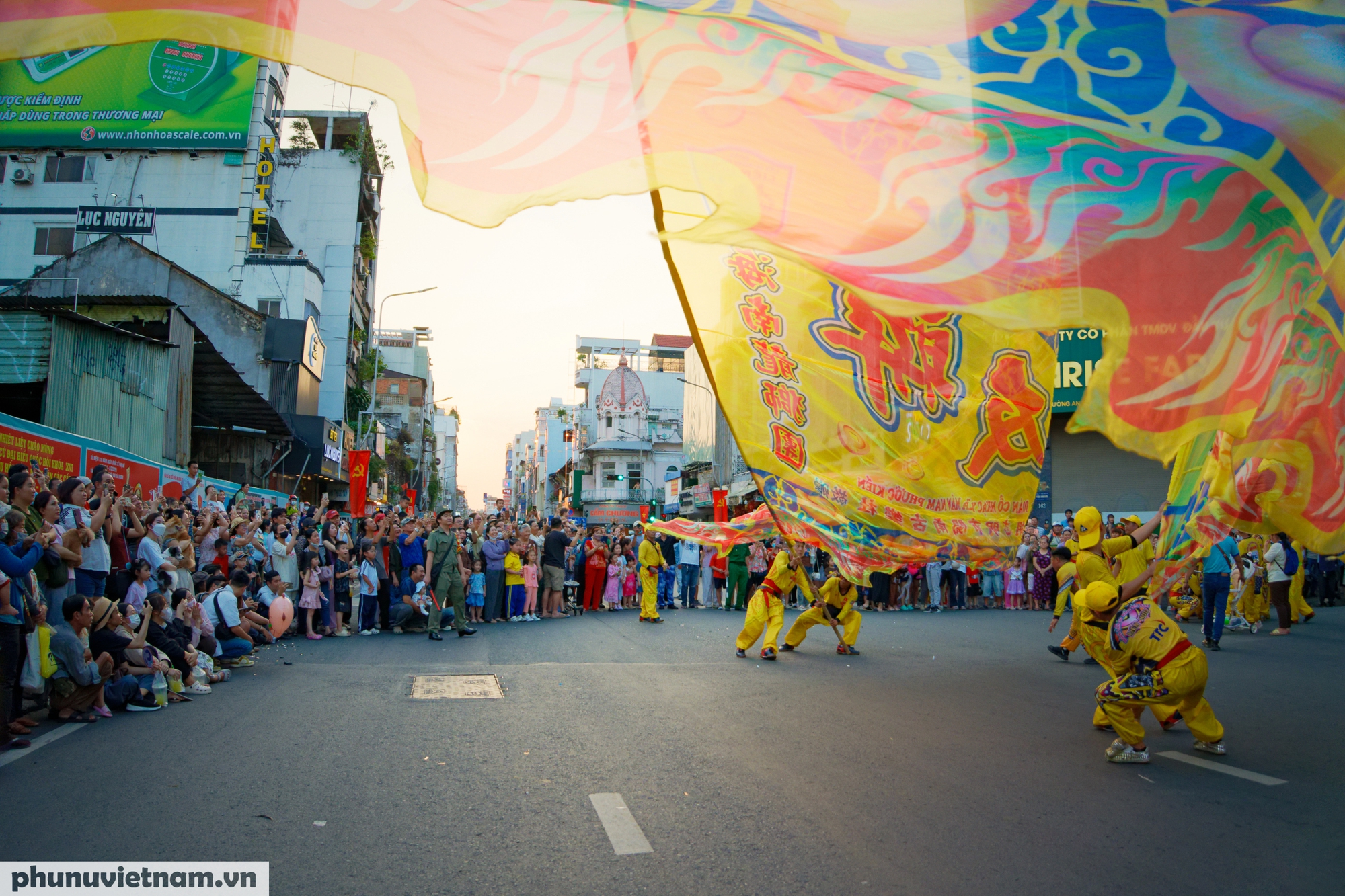 Múa cờ tại điểm tập kết là khu vực Đại Thế Giới