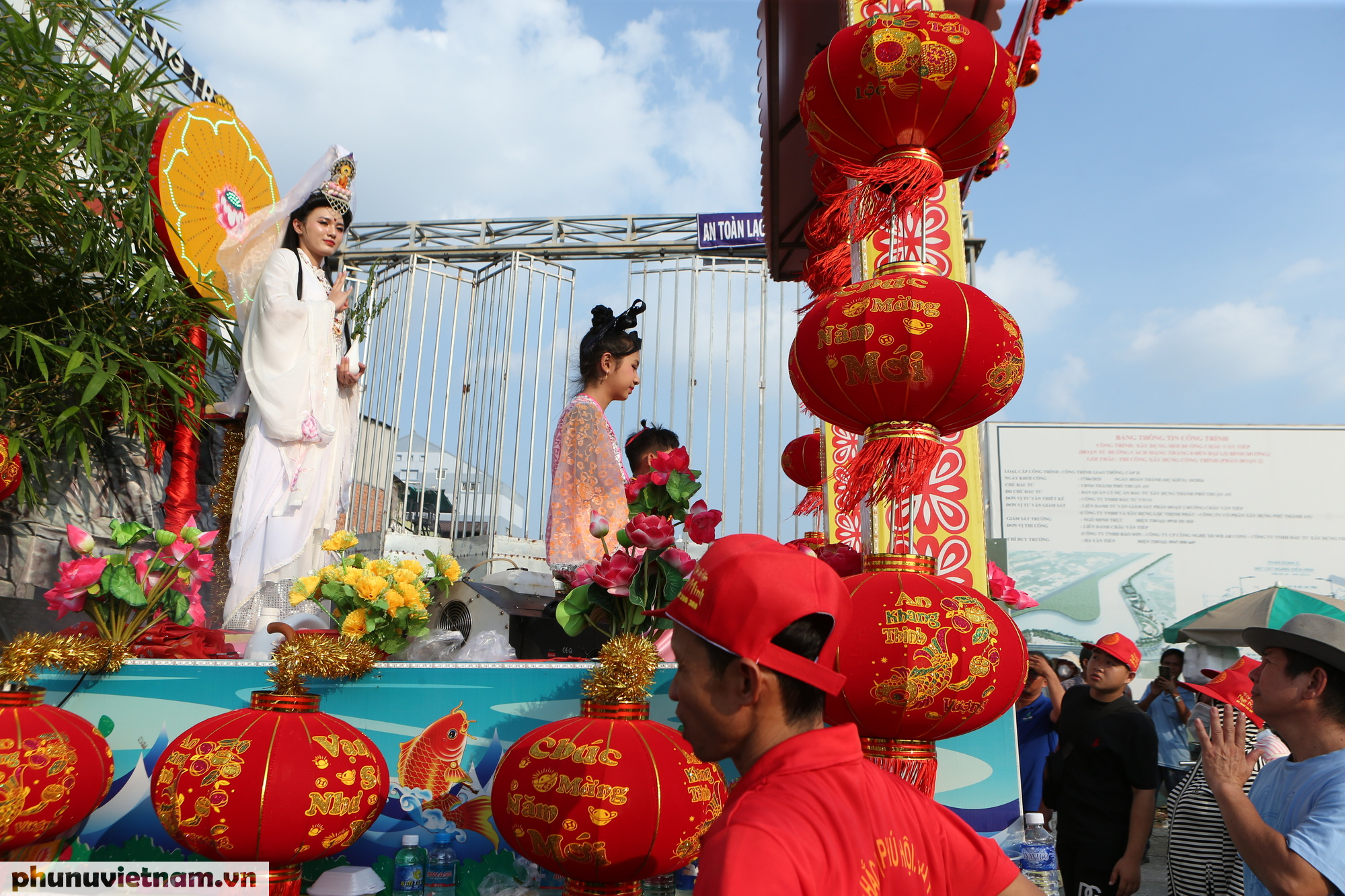 Xe rước với diễn viên hóa thân hình ảnh Quán Thế Âm Bồ Tát