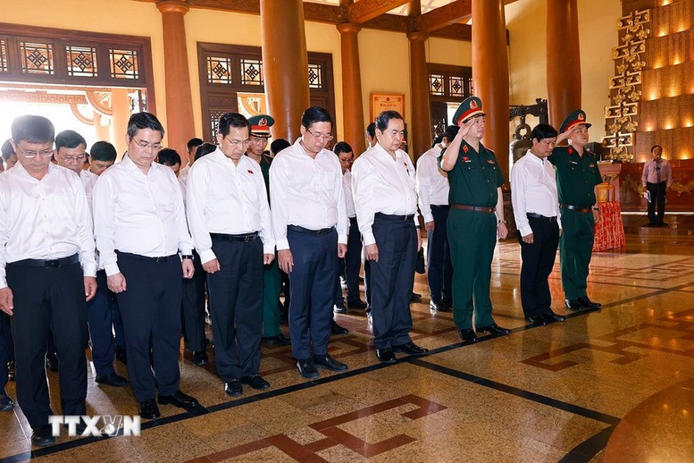 Chủ tịch Quốc hội Trần Thanh Mẫn tri ân các Anh hùng Liệt sĩ, Mẹ Việt Nam anh hùng tại TPHCM- Ảnh 2.