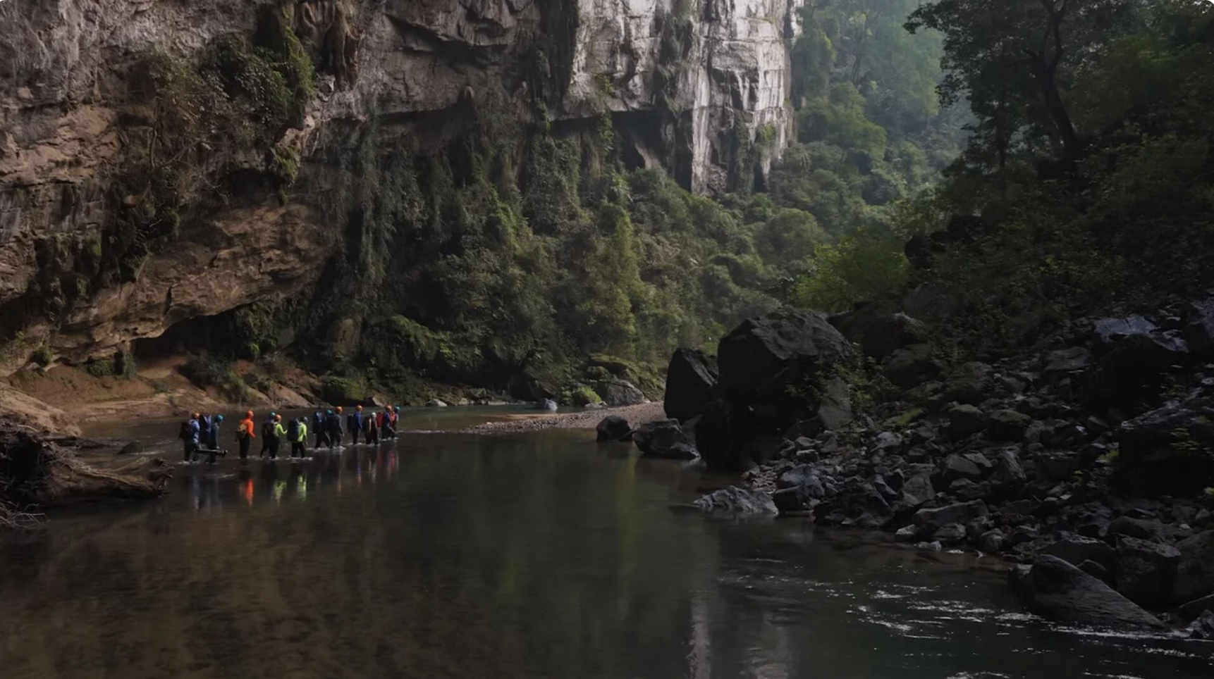 Báo quốc tế ngợi ca vẻ đẹp siêu thực của hang Sơn Đoòng- Ảnh 1.