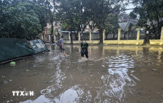 Hà Nội xuất hiện mưa đá, mưa lớn, nhiều khu vực ngập úng, giao thông khó khăn- Ảnh 1.