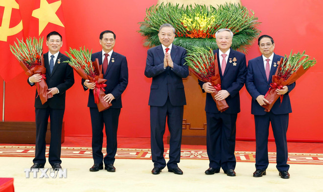 Trao Huân chương Quân công tặng các đồng chí lãnh đạo, nguyên lãnh đạo- Ảnh 1.