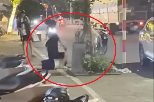 Từ vụ 2 đối tượng đánh hội đồng nam sinh trên đường: Bao giờ bắt hết… côn đồ?- Ảnh 1.