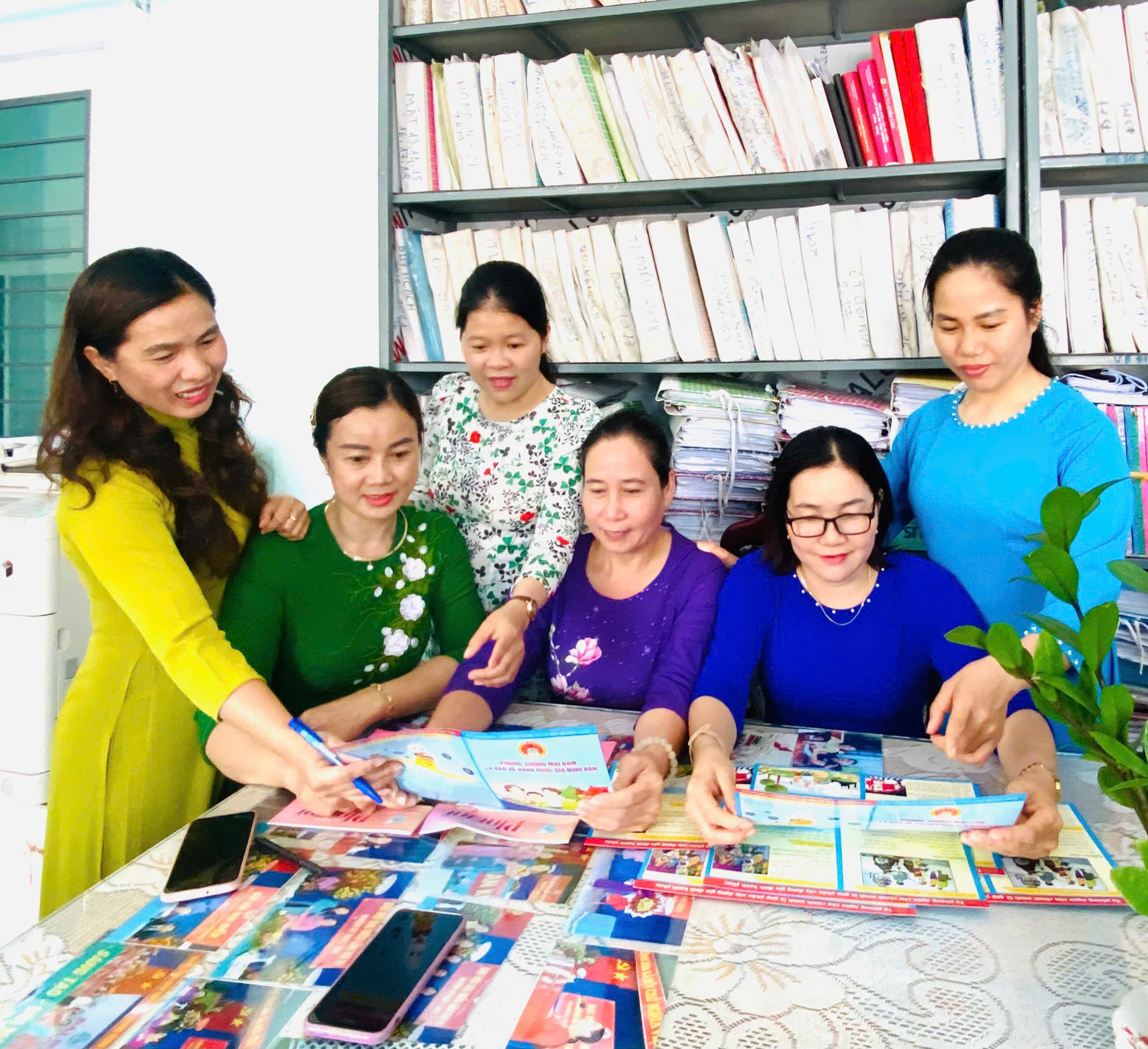 Diplomacia cultural a través del Ao Dai (vestimenta tradicional vietnamita) - Foto 2. Ngoại giao văn hoá qua tà áo dài- Ảnh 2.