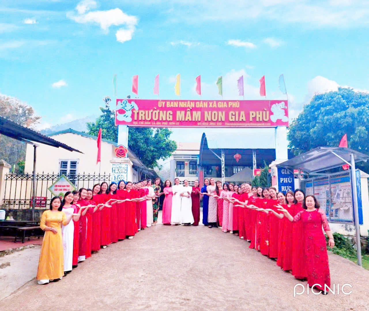 Phụ nữ Sơn La rạng rỡ trong "Tuần lễ Áo dài"- Ảnh 3. Phụ nữ Sơn La rạng rỡ trong "Tuần lễ Áo dài"- Ảnh 3.