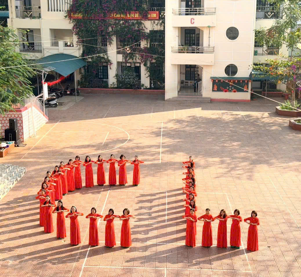 Phụ nữ Sơn La rạng rỡ trong "Tuần lễ Áo dài"- Ảnh 2. Phụ nữ Sơn La rạng rỡ trong "Tuần lễ Áo dài"- Ảnh 2.