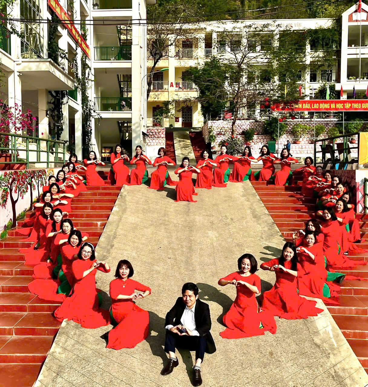 Phụ nữ Sơn La rạng rỡ trong "Tuần lễ Áo dài"- Ảnh 4. Phụ nữ Sơn La rạng rỡ trong "Tuần lễ Áo dài"- Ảnh 4.