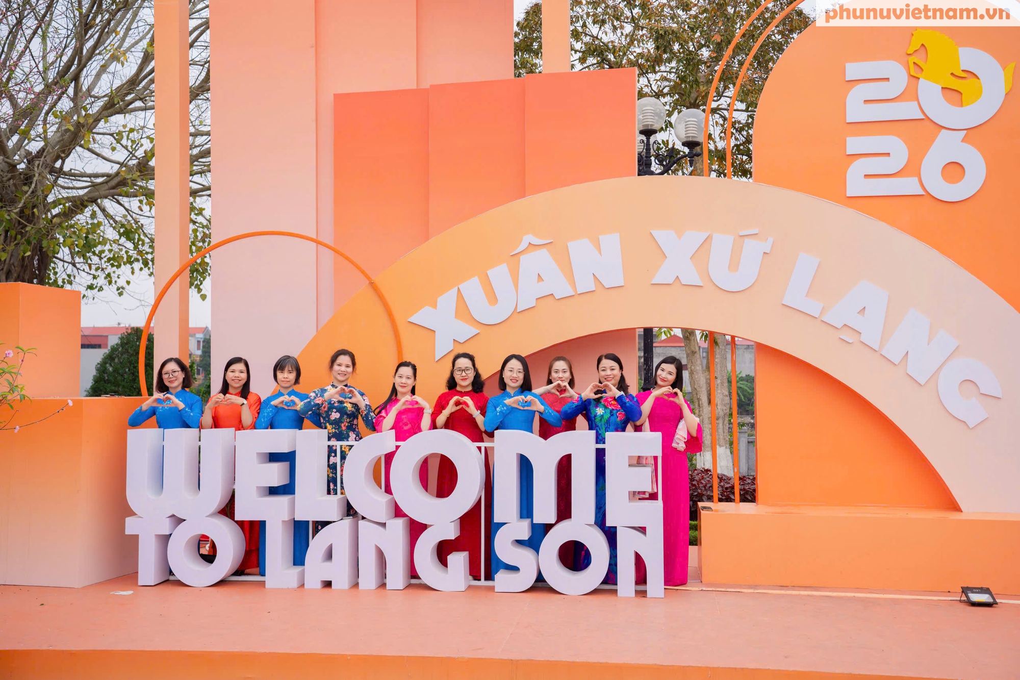 Rực rỡ sắc màu áo dài của phụ nữ Lạng Sơn - Ảnh 1.