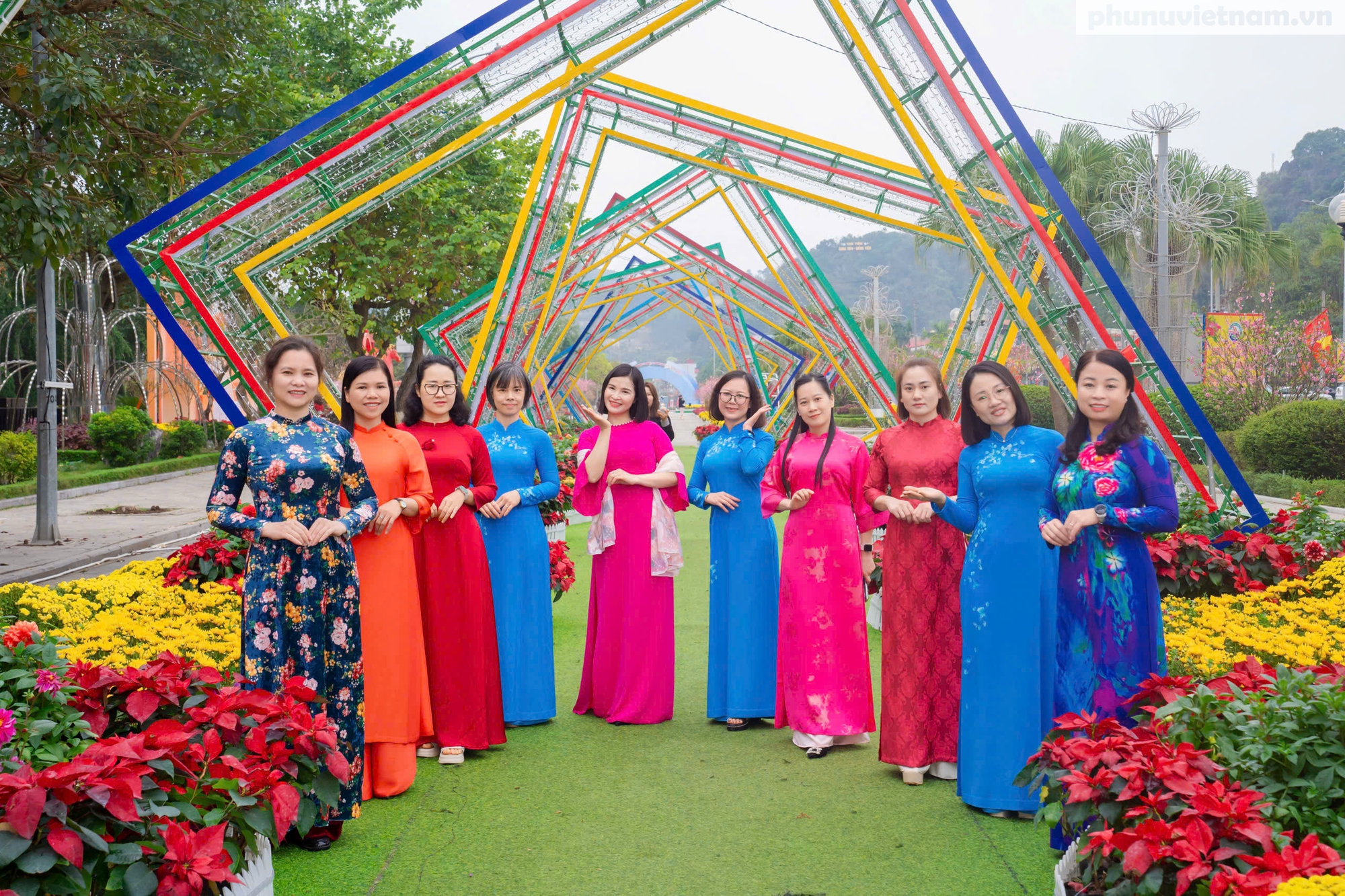 Rực rỡ sắc màu áo dài của phụ nữ Lạng Sơn - Ảnh 2.