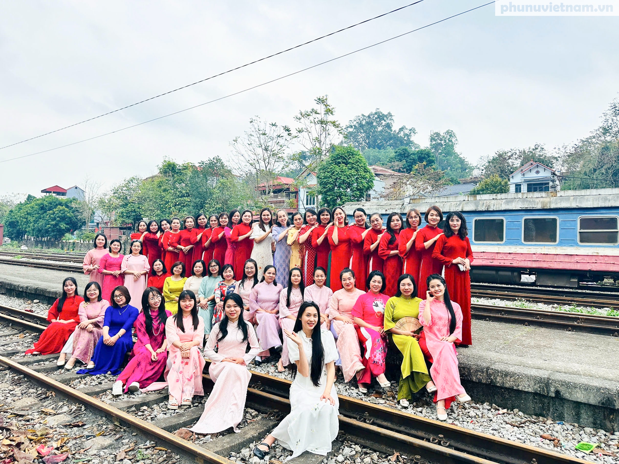 Rực rỡ sắc màu áo dài của phụ nữ Lạng Sơn - Ảnh 17.