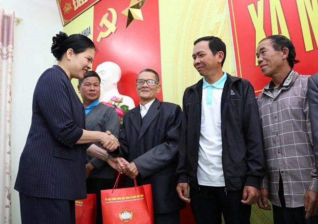 Phó Chủ tịch - Tổng Thư ký UBTƯ MTTQ Việt Nam Hà Thị Nga tiếp xúc cử tri xã Mường Khoa, tỉnh Lai Châu- Ảnh 6.