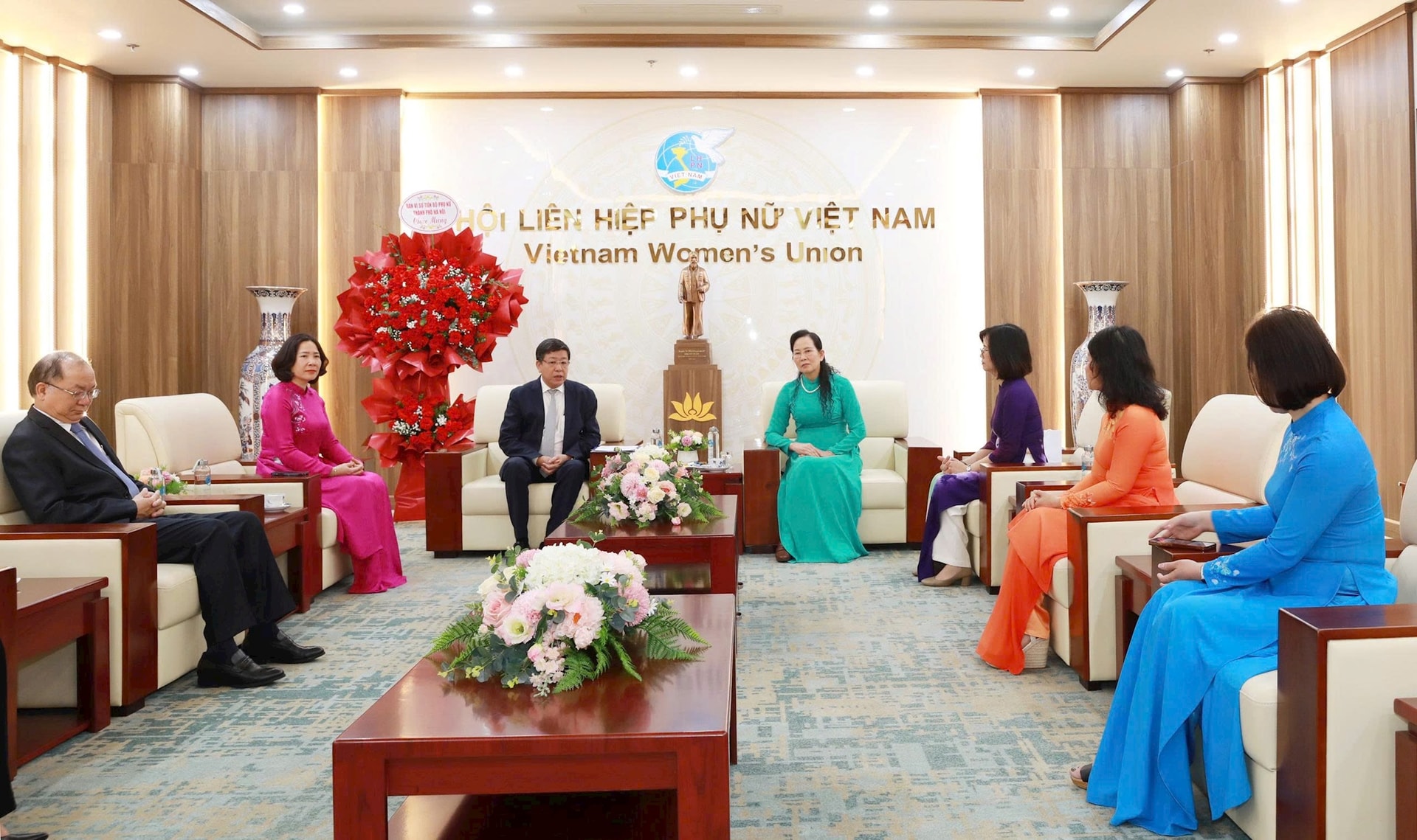 Lãnh đạo thành phố Hà Nội thăm, chúc mừng Trung ương Hội LHPN Việt Nam nhân kỷ niệm Ngày 8/3- Ảnh 1.