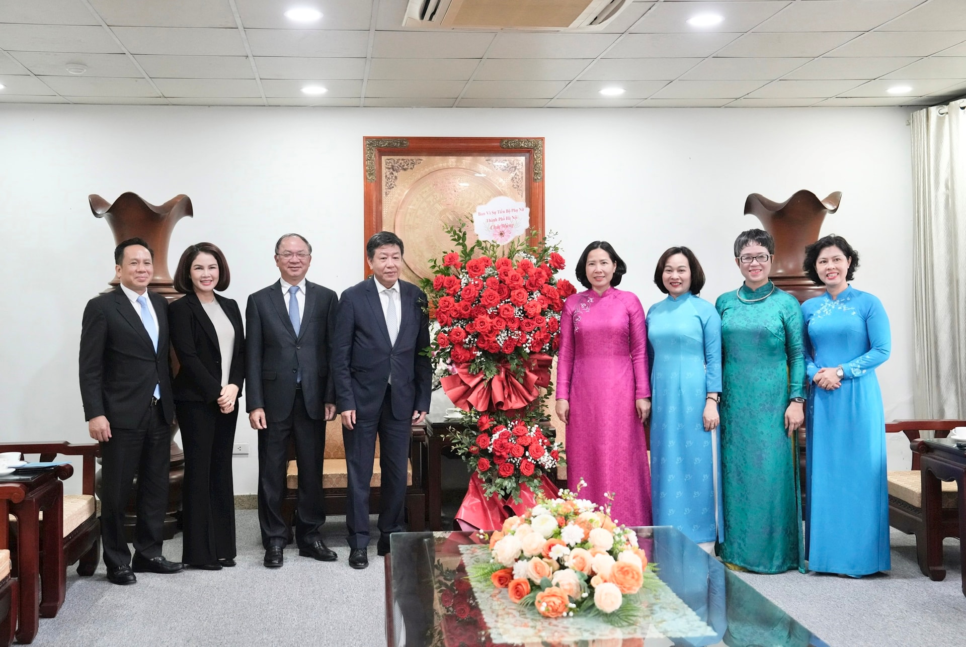 Lãnh đạo thành phố Hà Nội thăm, chúc mừng Trung ương Hội LHPN Việt Nam nhân kỷ niệm Ngày 8/3- Ảnh 2.