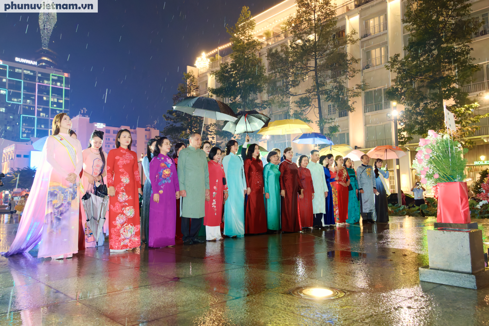 Đoàn đại biểu do các đồng chí lãnh đạo, nguyên lãnh đạo Trung ương, các đồng chí lãnh đạo, nguyên lãnh đạo TPHCM, Ban Tổ chức Lễ hội Áo dài Thành phố Hồ Chí Minh, cùng quý đại biểu thành kính dâng lên Chủ tịch Hồ Chí Minh vĩ đại những đóa hoa tươi thắm.