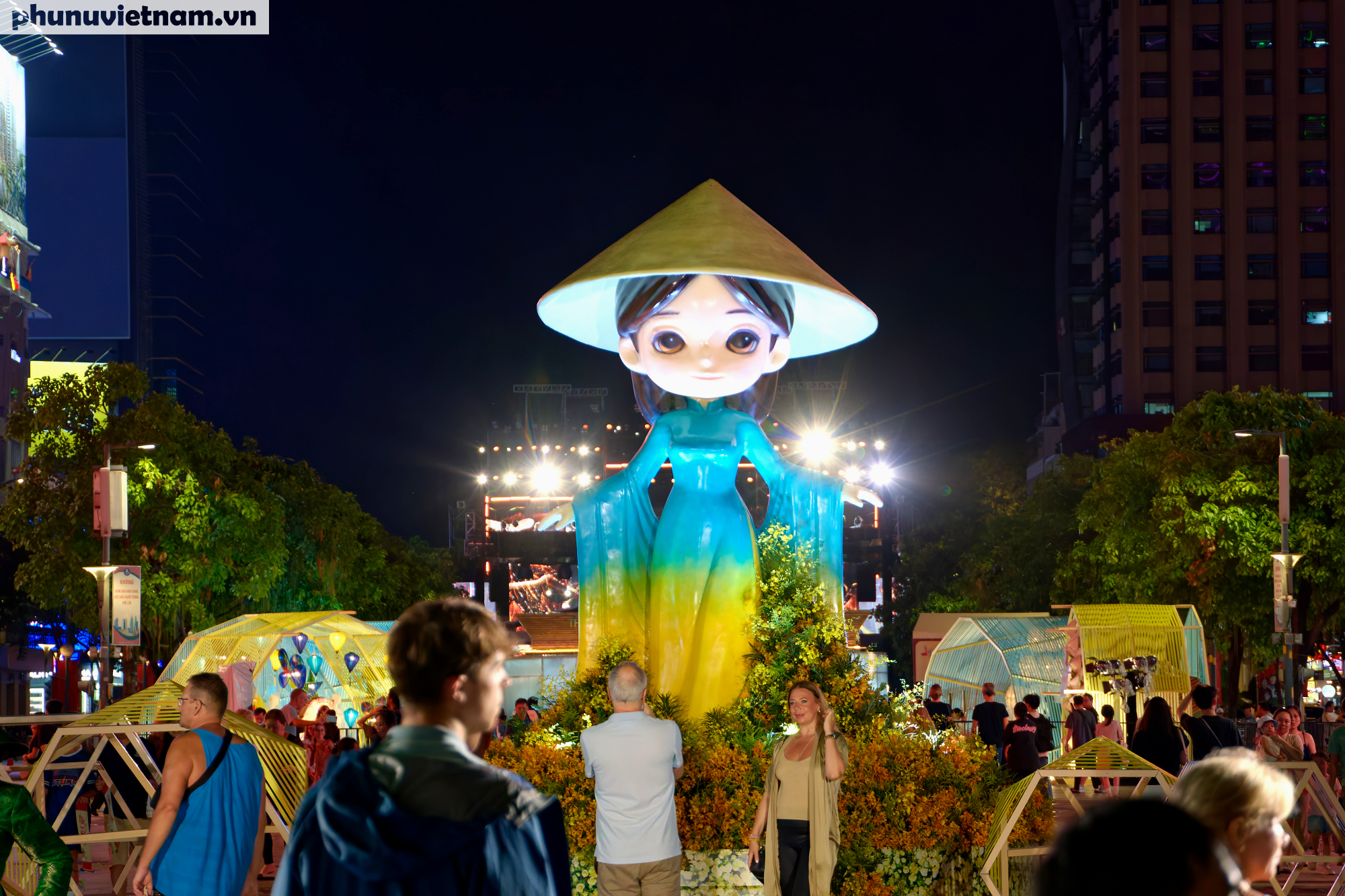 Tượng Chibi Áo Dài siêu dễ thương, biểu tượng của Lễ hội Áo dài TPHCM 2026 thu hút du khách chụp ảnh lưu niệm