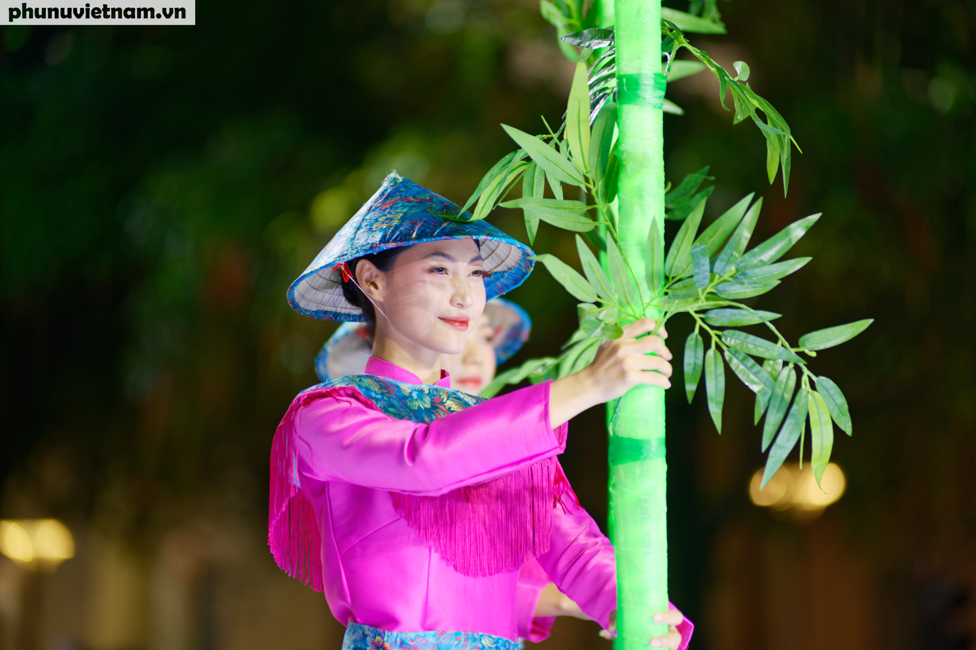 Lễ hội Áo dài TPHCM 2026 khai màn dưới mưa vẫn lung linh rực rỡ- Ảnh 4.