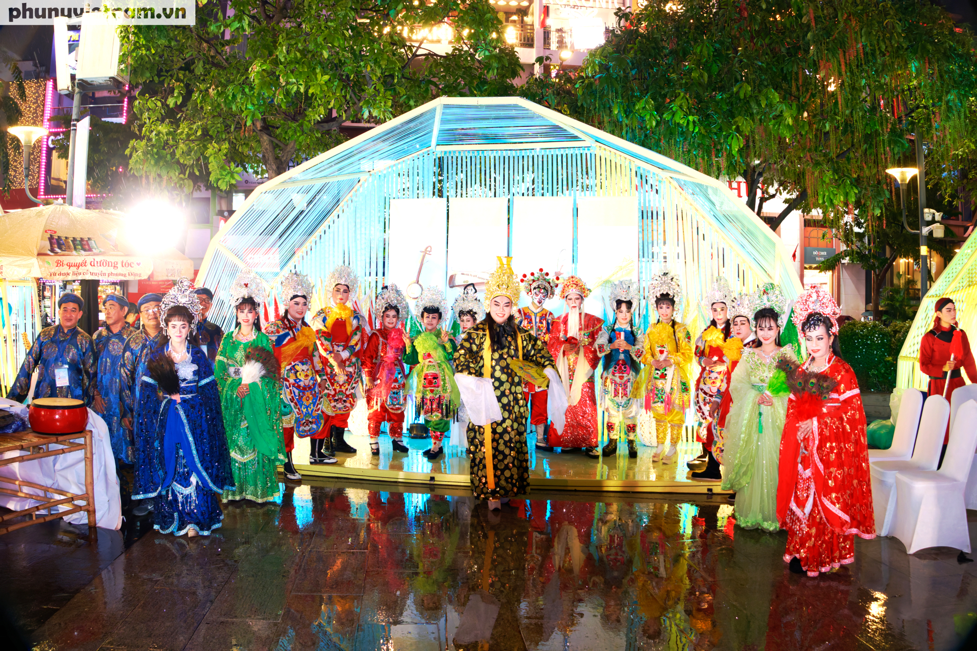 Dù trời mưa ướt át, các nghệ sĩ hát bội vẫn trình diễn tiết mục chào đón du khách tại khu vực diễn lễ khai mạc