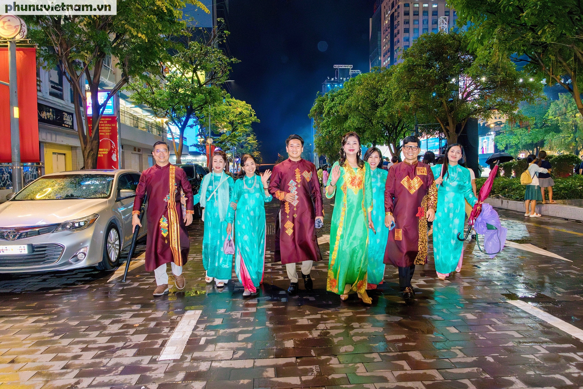 Lễ hội Áo dài TPHCM 2026 khai màn dưới mưa vẫn lung linh rực rỡ- Ảnh 6.