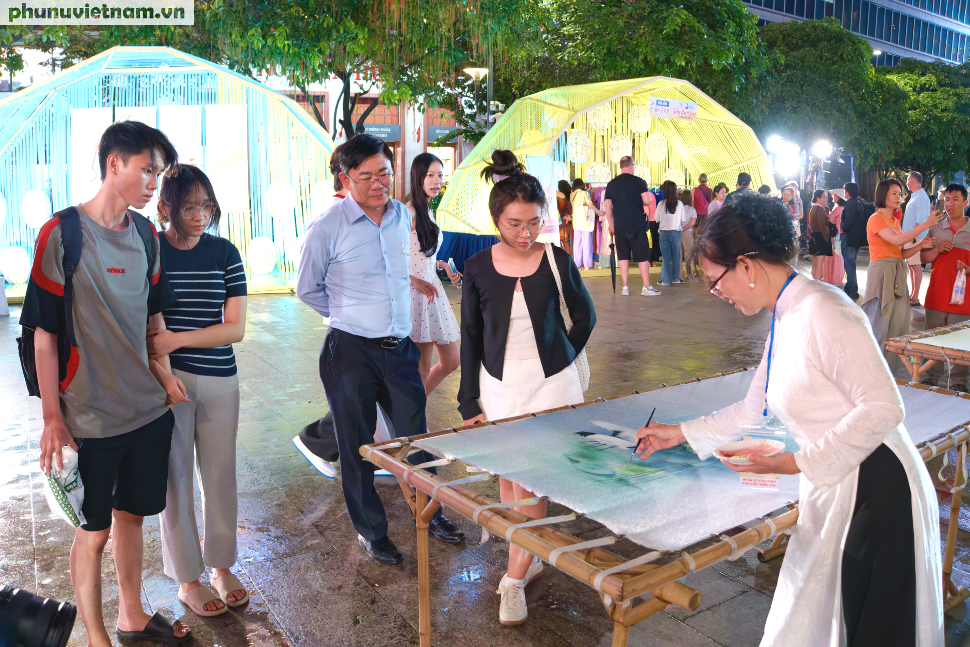 Lễ hội Áo dài TPHCM 2026 khai màn dưới mưa vẫn lung linh rực rỡ- Ảnh 7.