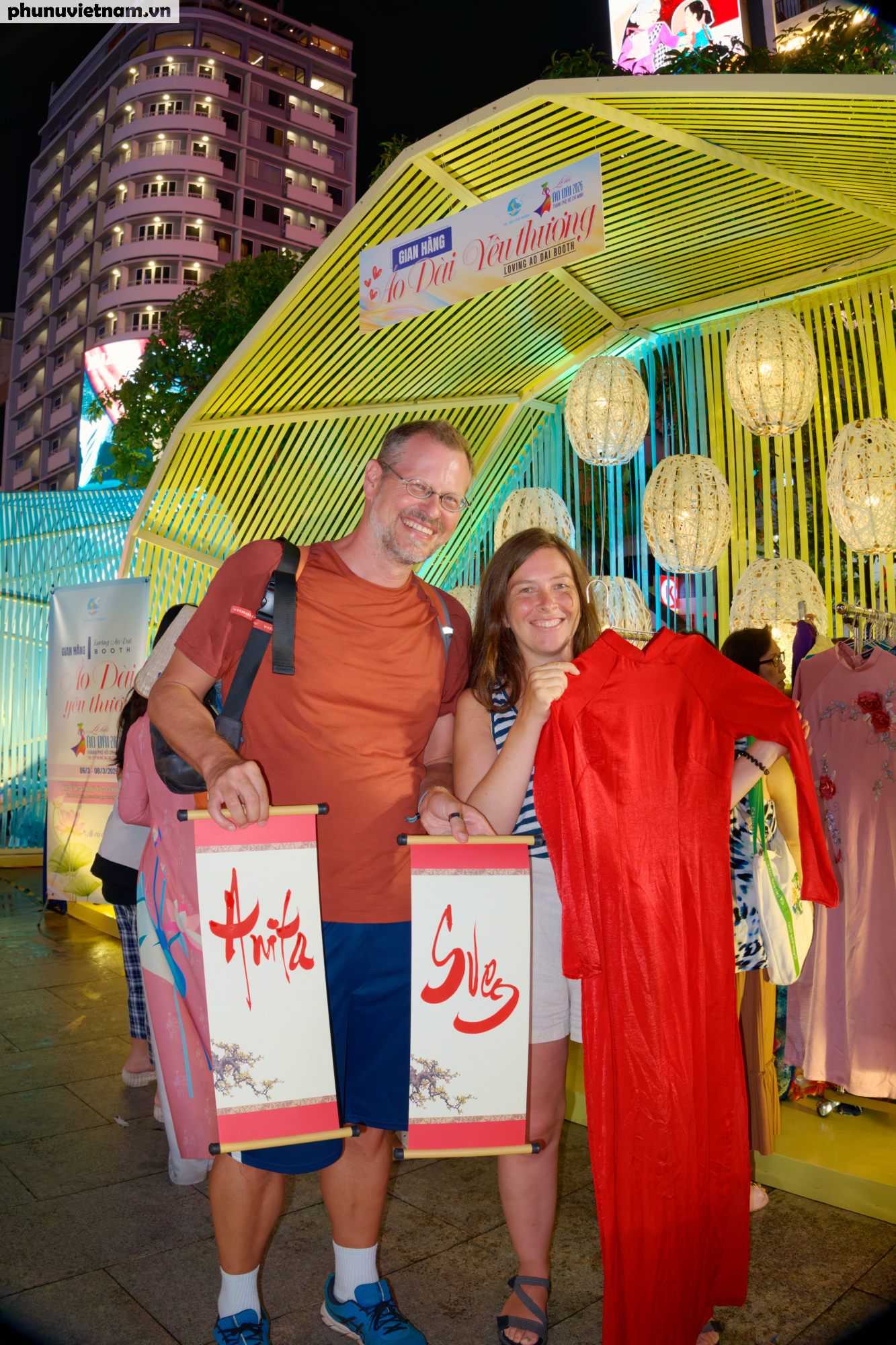 Lễ hội Áo dài TPHCM 2026 khai màn dưới mưa vẫn lung linh rực rỡ- Ảnh 8.