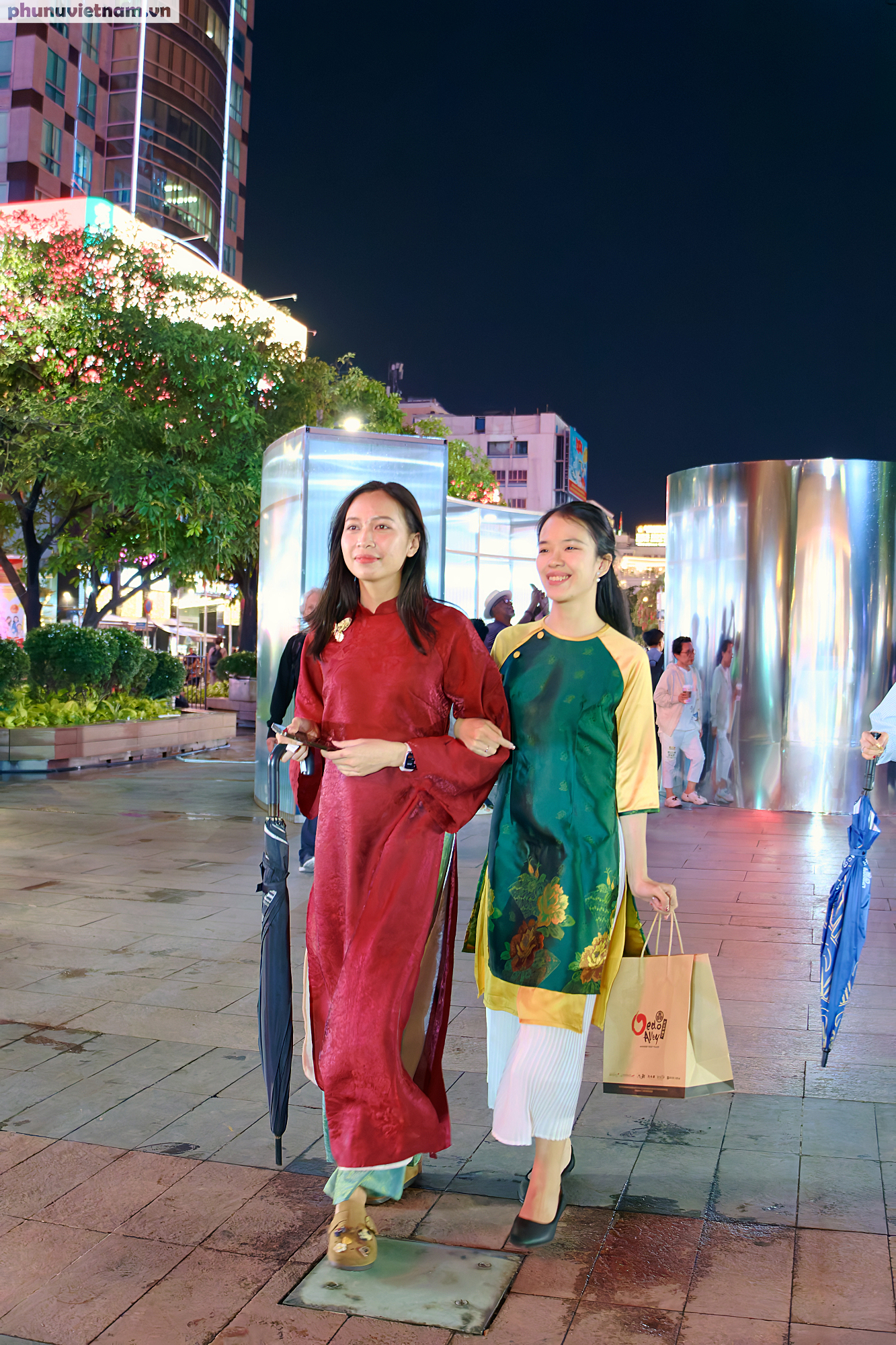 Trời ngớt mưa càng thêm nhiều bạn trẻ diện áo dài đến với sự kiện