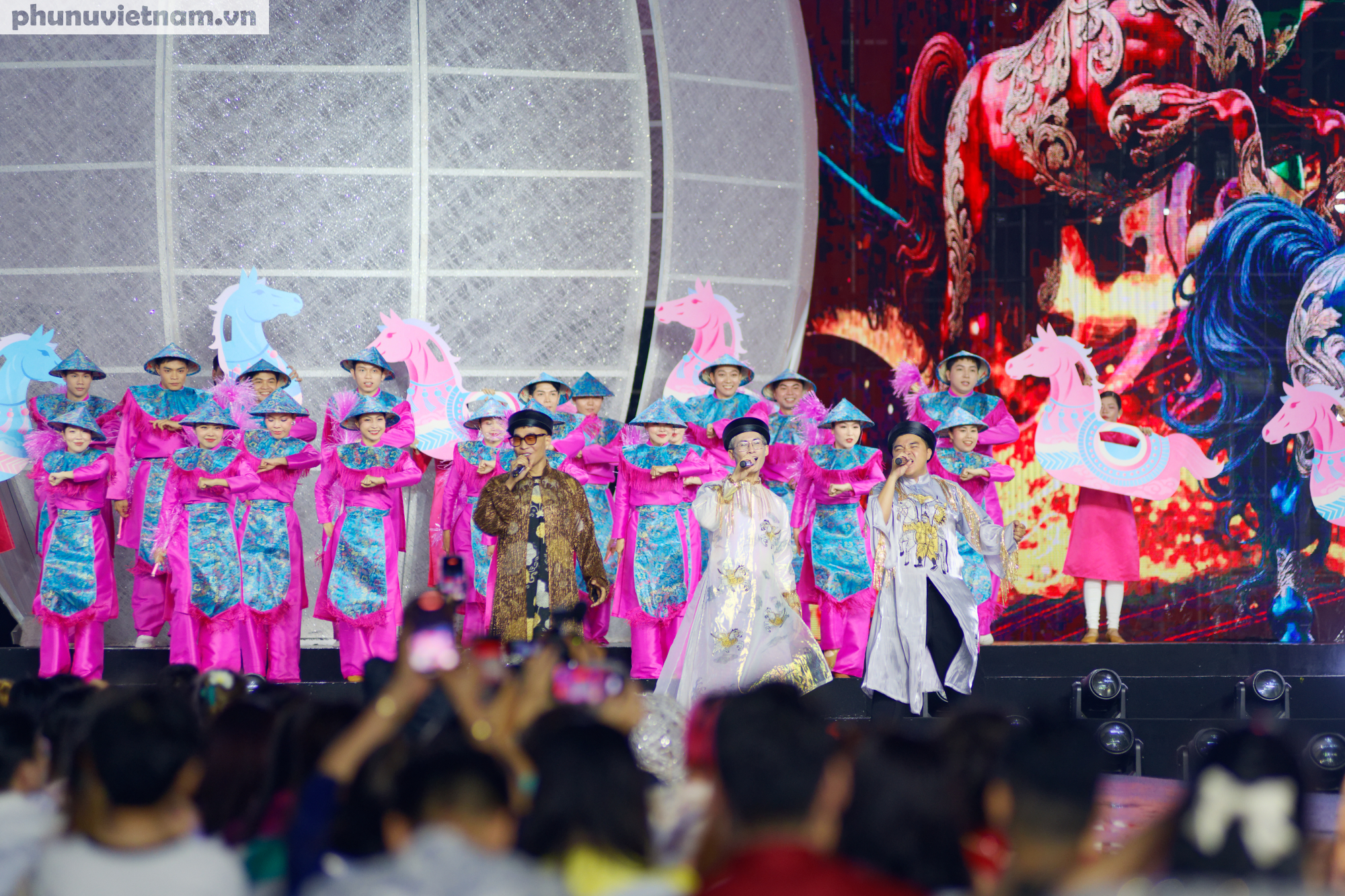 Nhóm nhạc MTV  trong tiết mục mở màn sôi động và rực rỡ sắc màu