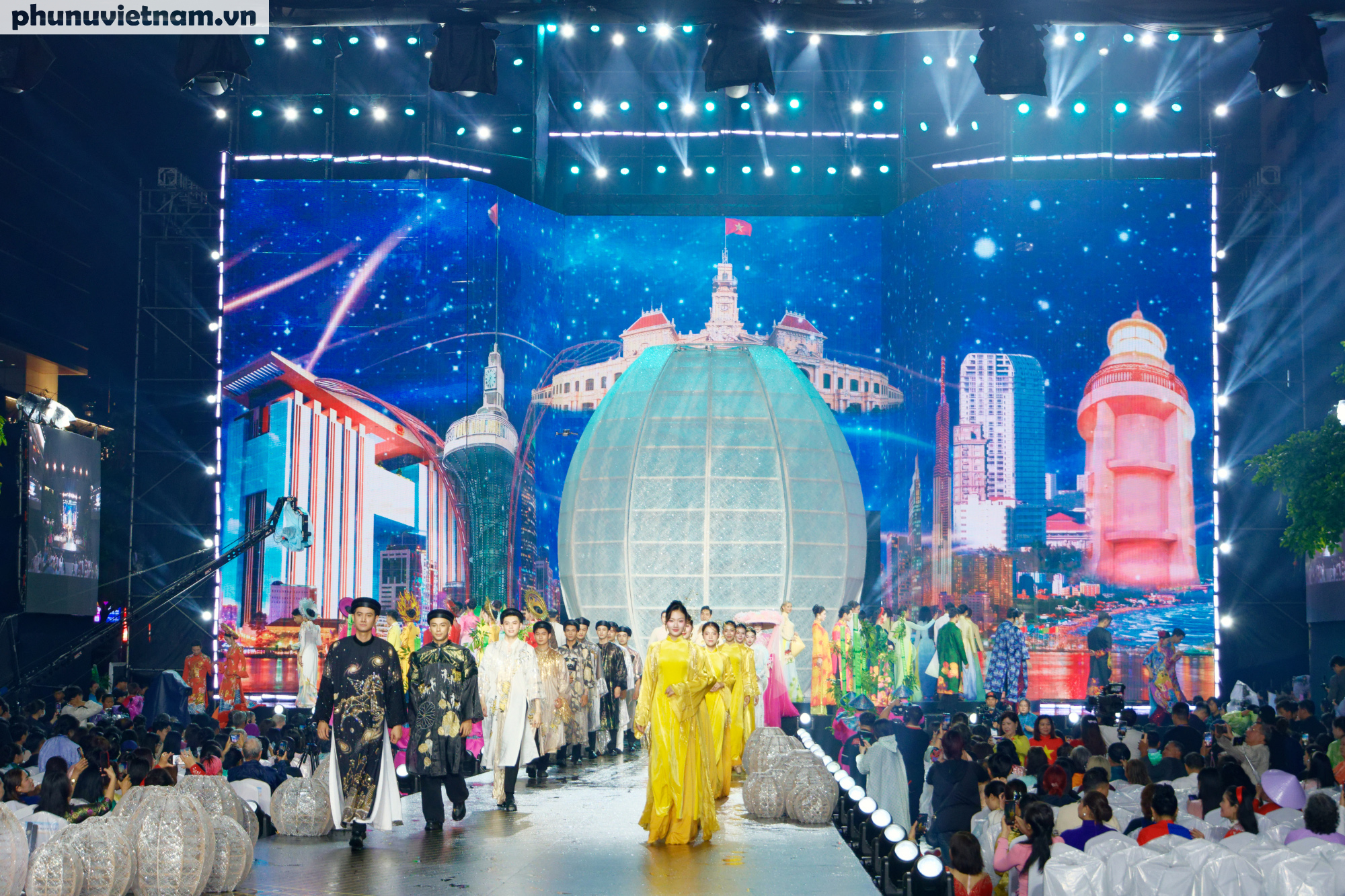 Lễ hội Áo dài TPHCM 2026 khai màn dưới mưa vẫn lung linh rực rỡ- Ảnh 16.