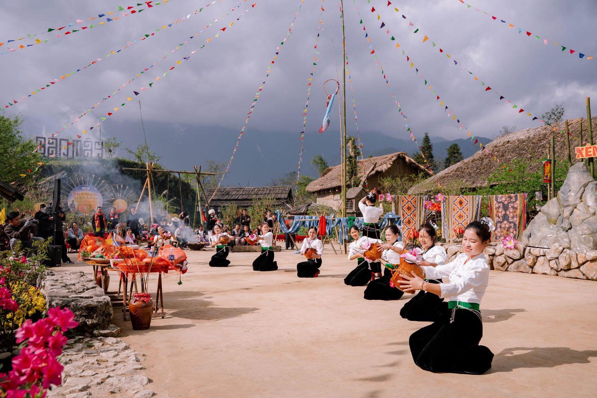 Sa Pa: 8/3 này, lên Fansipan “săn” mây, ngắm hoa và xem show “Đỉnh thiêng du ký”- Ảnh 3.