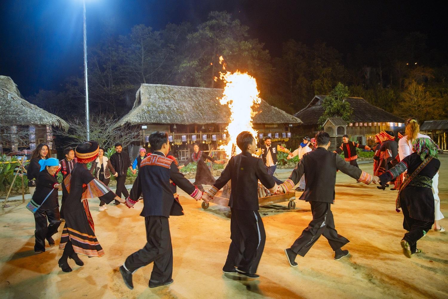 Sa Pa: 8/3 này, lên Fansipan “săn” mây, ngắm hoa và xem show “Đỉnh thiêng du ký”- Ảnh 4.