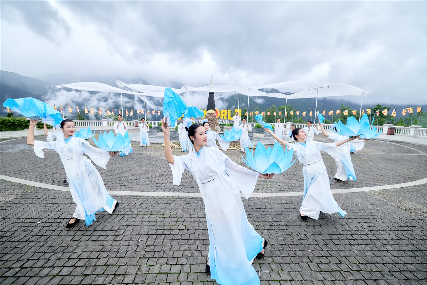 Sa Pa: 8/3 này, lên Fansipan “săn” mây, ngắm hoa và xem show “Đỉnh thiêng du ký”- Ảnh 5.