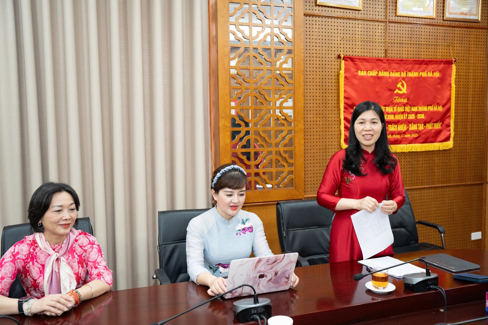 Nữ cán bộ Mặt trận Thủ đô hưởng ứng “Tuần lễ áo dài”- Ảnh 2.