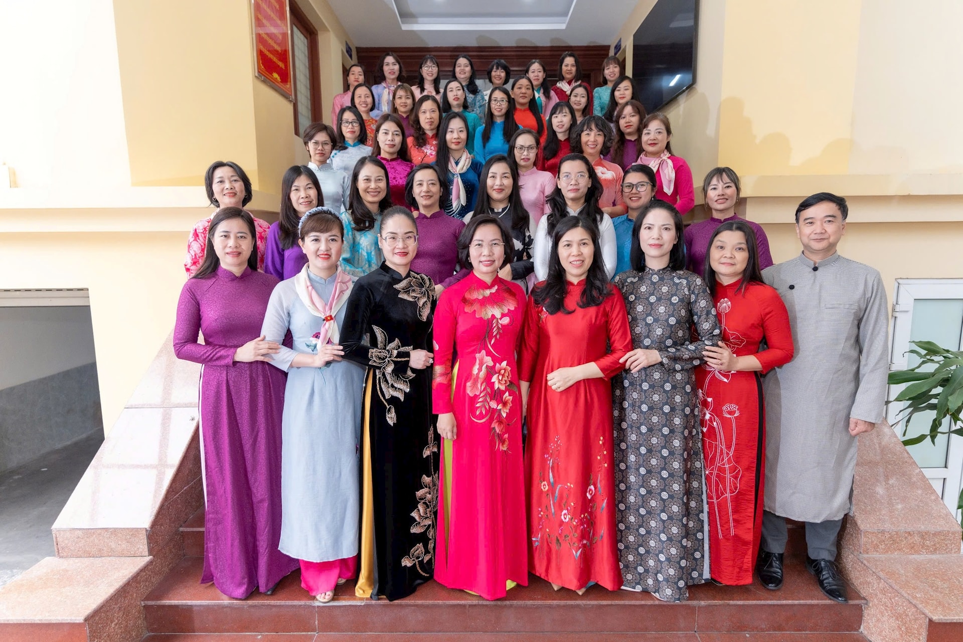 Nữ cán bộ Mặt trận Thủ đô hưởng ứng “Tuần lễ áo dài”- Ảnh 3.