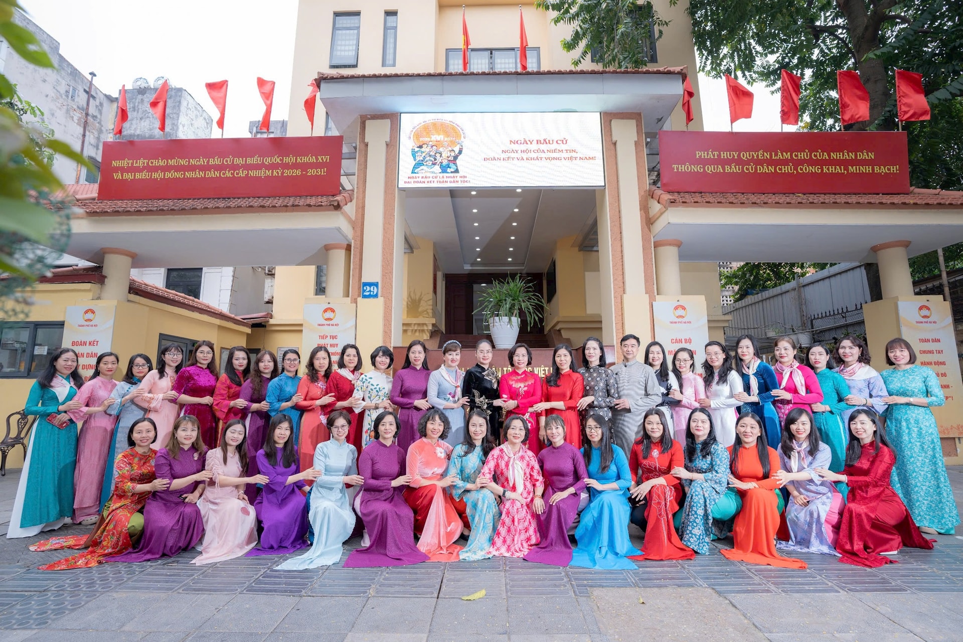 Nữ cán bộ Mặt trận Thủ đô hưởng ứng “Tuần lễ áo dài”- Ảnh 4.