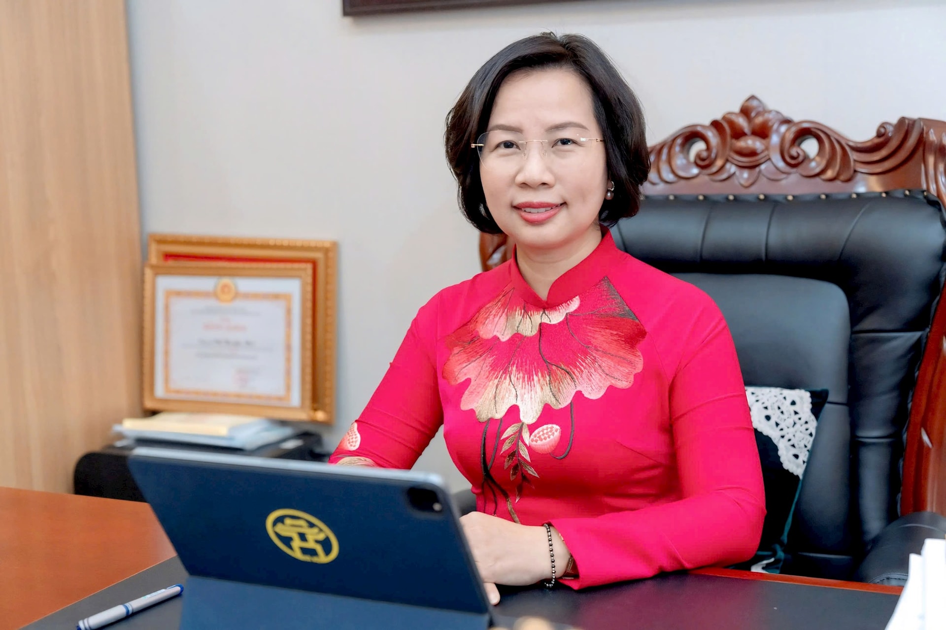 Nữ cán bộ Mặt trận Thủ đô hưởng ứng “Tuần lễ áo dài”- Ảnh 1.