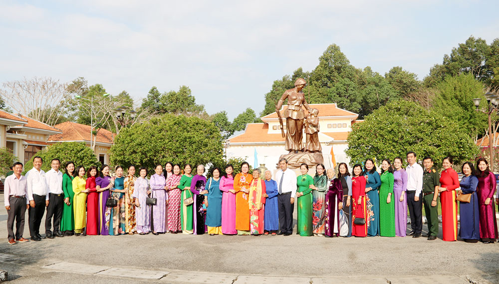 Hội LHPN tỉnh Vĩnh Long họp mặt kỷ niệm Ngày Quốc tế Phụ nữ 8/3- Ảnh 1.