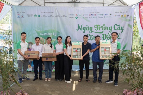 Bảo Thanh trồng 2.000 cây xanh và trao tặng tủ thuốc cho trạm y tế cơ sở tại Tây Nghệ An- Ảnh 3.
