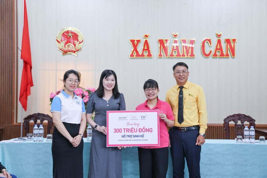 1 Quy Vi tam voc Viet, BAC A BANK trao von vay sinh ke 300 trieu Ca Mau