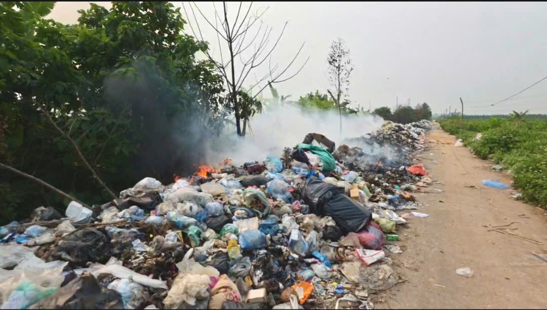 Bãi rác "vỡ trận" ở Hưng Yên: Sở Nông nghiệp & Môi trường nói gì về cách xử lý gạt rác xuống rãnh?- Ảnh 4. Bãi rác "vỡ trận" ở Hưng Yên: Sở Nông nghiệp & Môi trường nói gì về cách xử lý gạt rác xuống rãnh?- Ảnh 4.