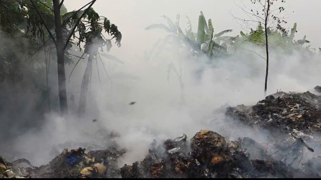 Bãi rác "vỡ trận" ở Hưng Yên: Sở Nông nghiệp & Môi trường nói gì về cách xử lý gạt rác xuống rãnh?- Ảnh 5. Bãi rác "vỡ trận" ở Hưng Yên: Sở Nông nghiệp & Môi trường nói gì về cách xử lý gạt rác xuống rãnh?- Ảnh 5.
