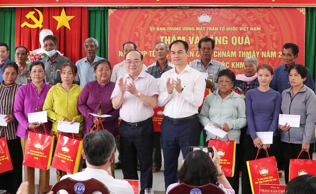 Phó Bí thư Đảng ủy MTTQ, các đoàn thể Trung ương Trần Thắng thăm, chúc Tết Chôl Chnăm Thmây 2026 tại Cần Thơ- Ảnh 2.