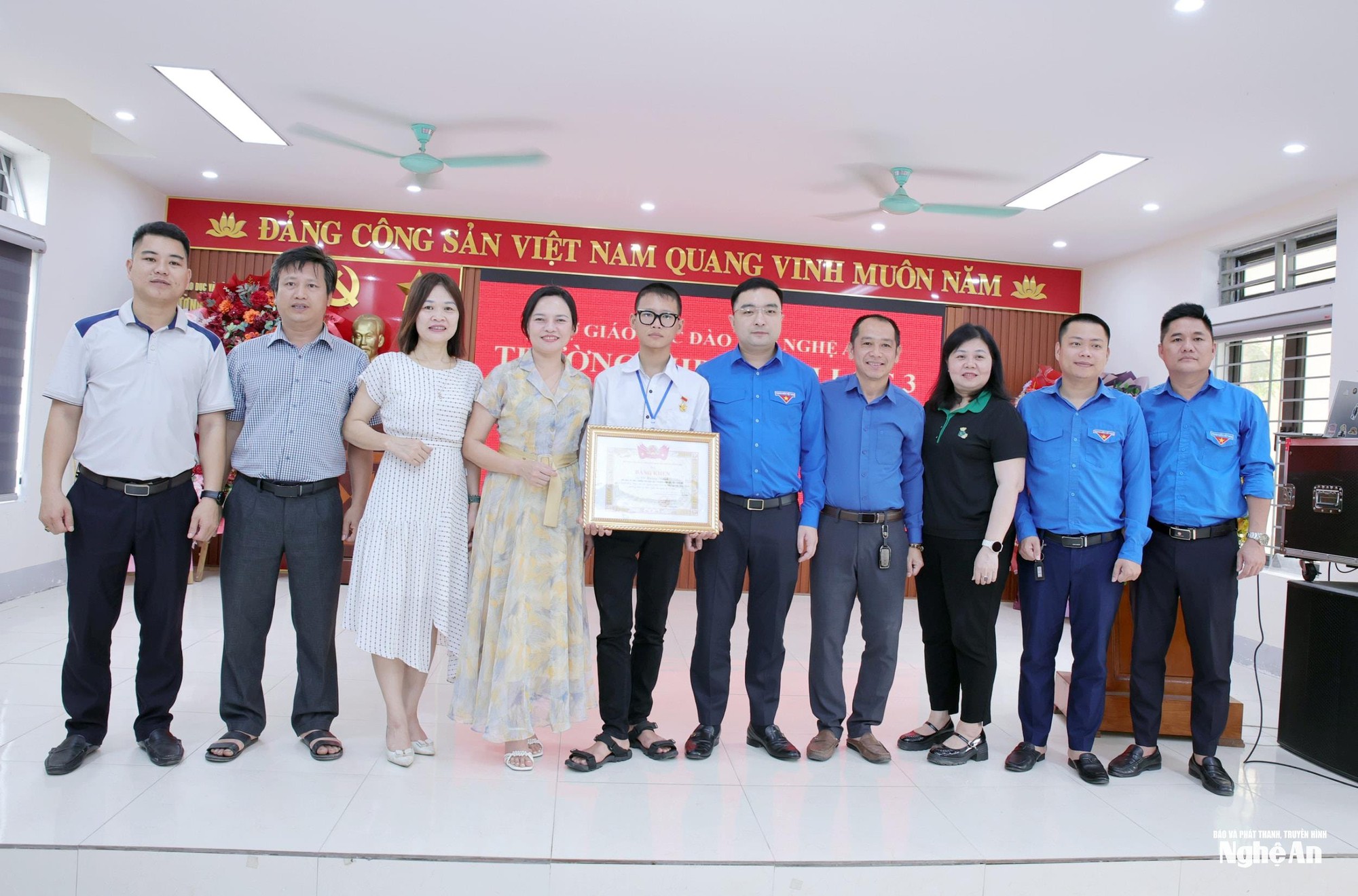 Truy tặng, trao tặng Huy hiệu "Tuổi trẻ dũng cảm" cho 2 bạn trẻ Nghệ An cứu người bị đuối nước- Ảnh 2.