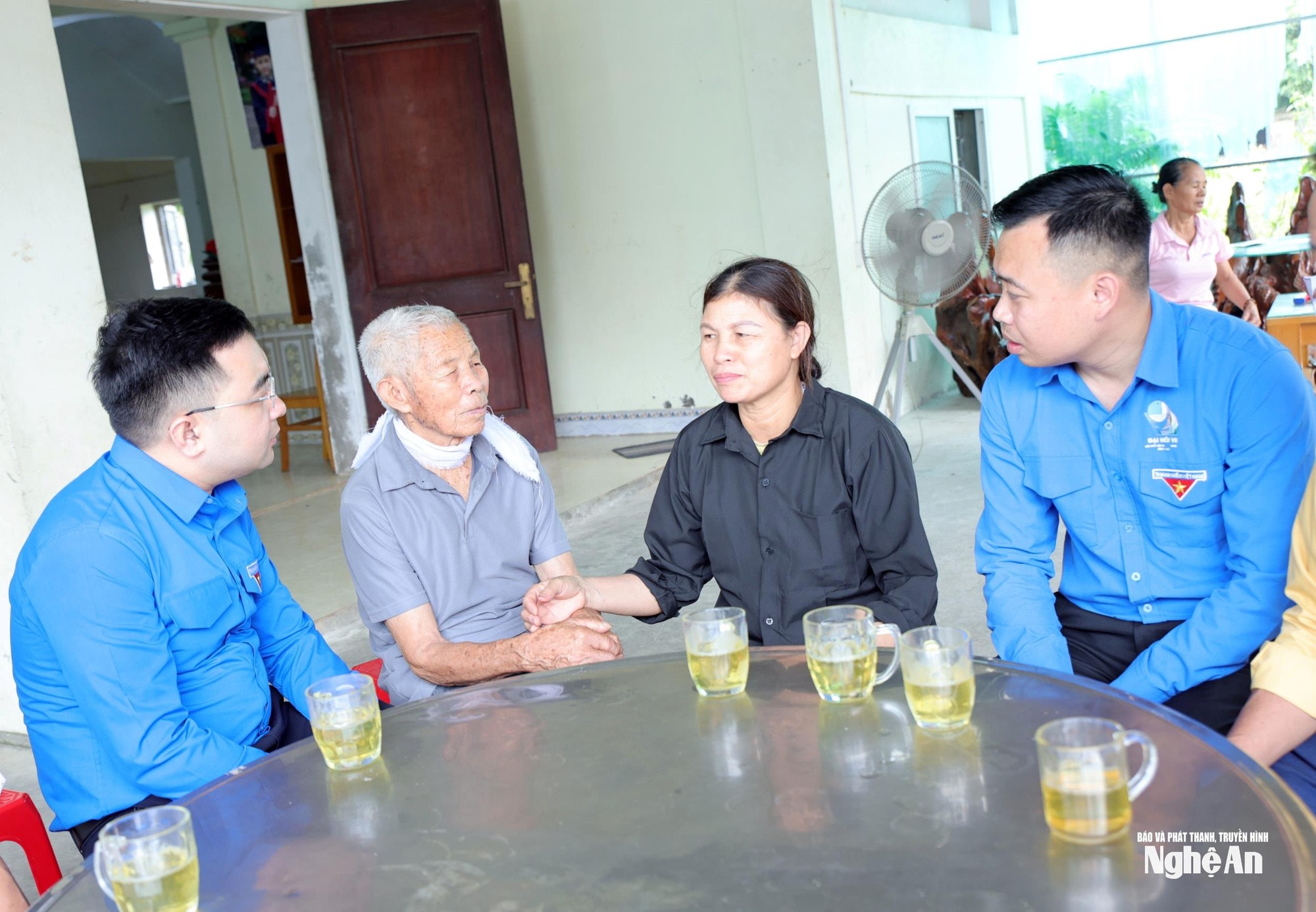 Truy tặng, trao tặng Huy hiệu "Tuổi trẻ dũng cảm" cho 2 bạn trẻ Nghệ An cứu người bị đuối nước- Ảnh 3.