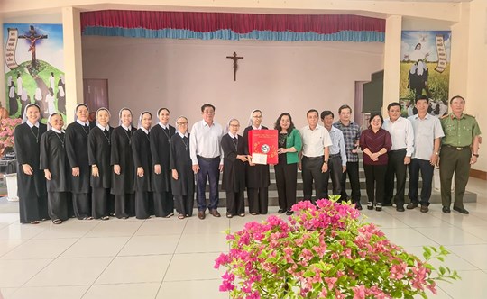 Ủy ban MTTQ Việt Nam thành phố Cần Thơ thăm, chúc mừng Lễ Phục sinh tại phường Sóc Trăng- Ảnh 1.