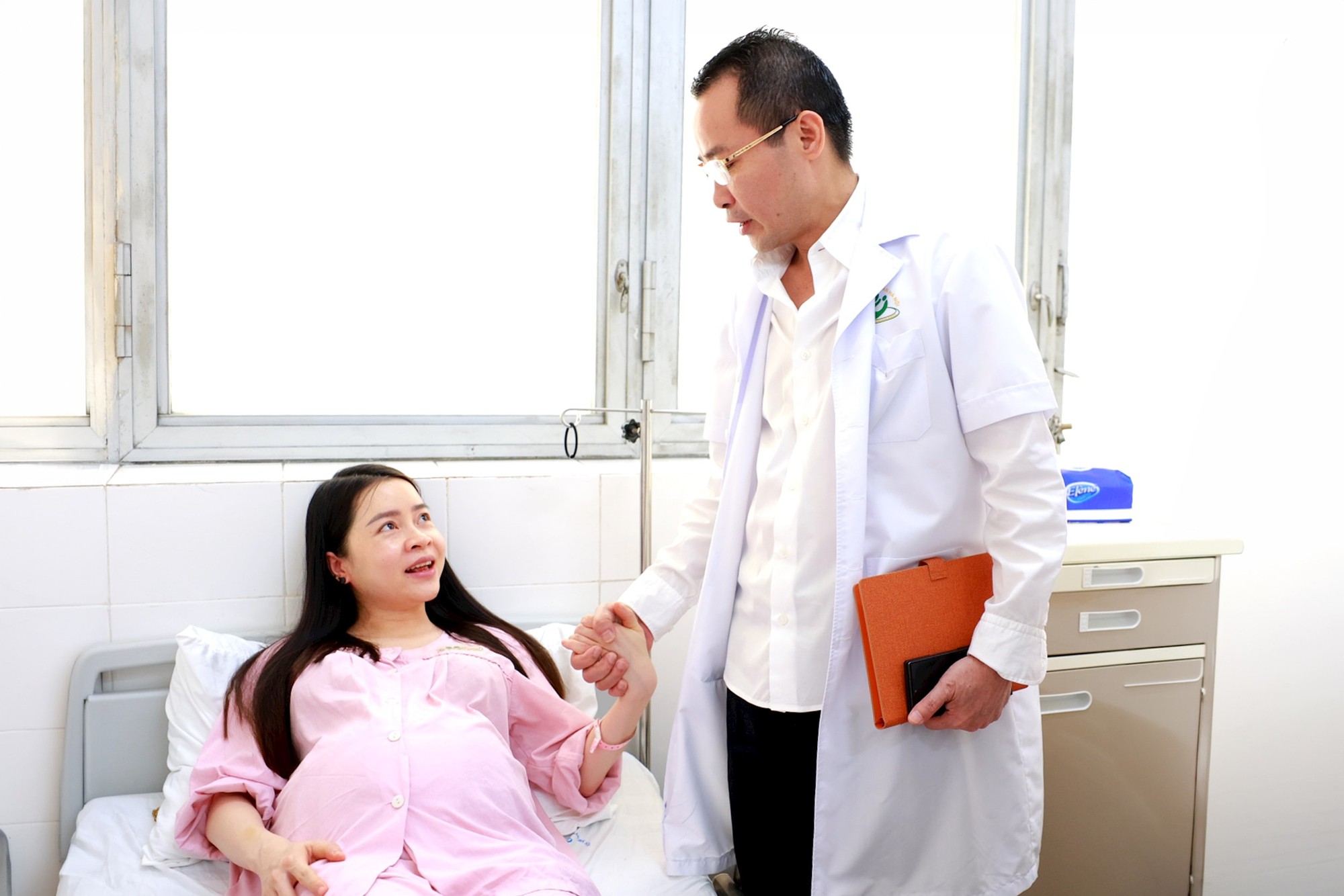 Kỳ tích y khoa: 2 trẻ song sinh chào đời cách nhau 13 tuần- Ảnh 1.